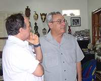 Con el Dr. Eusebio Leal Spengler, Historiador de la Ciudad de La Habana, en el estudio del artista. La Habana.